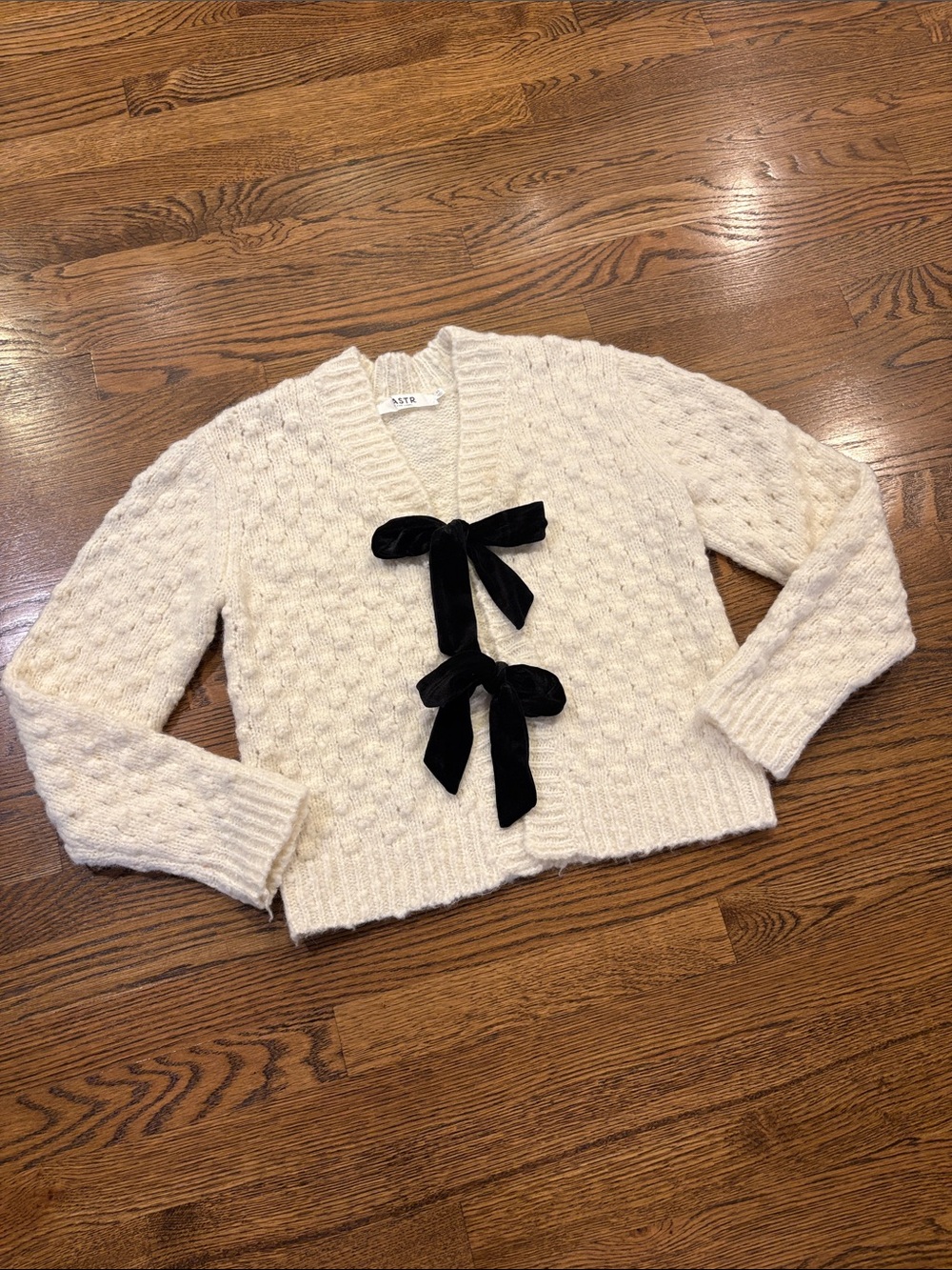 Astr the Label Cream Knit V-Neck cardigan Sweater with Black Velvet Bows, xS